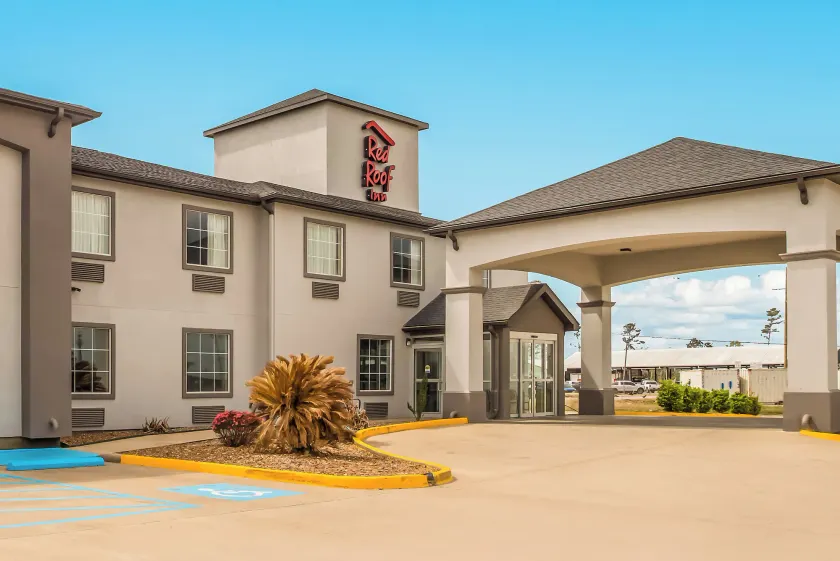 Red Roof Inn & Suites Lake Charles - Image 1