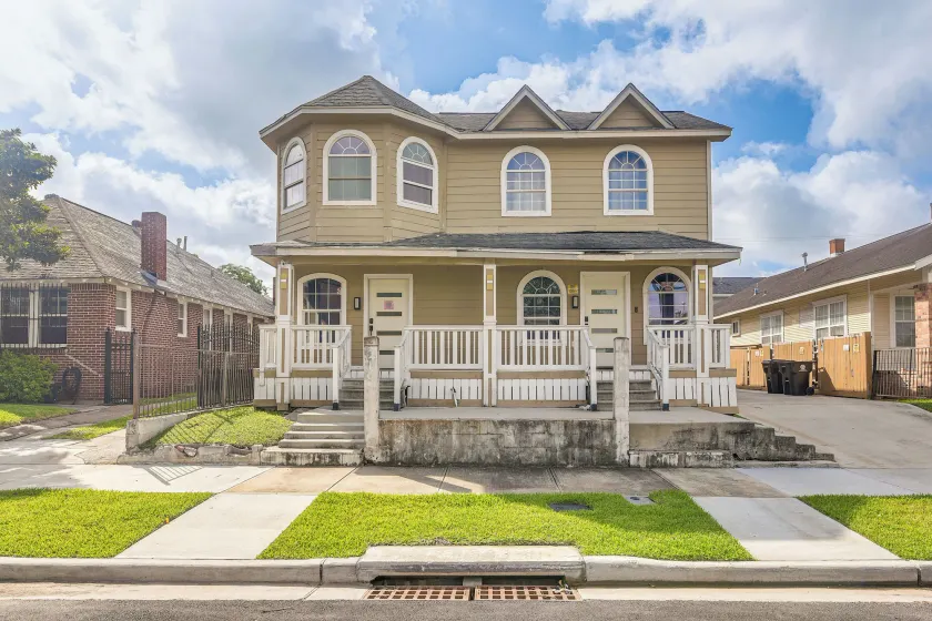 Walk to Harrisburg Blvd: East Downtown Houston Apt - Image 1