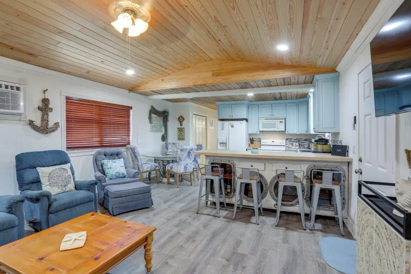 1 Mi to Festivals! Grand Isle Getaway w/ Deck - Image 1