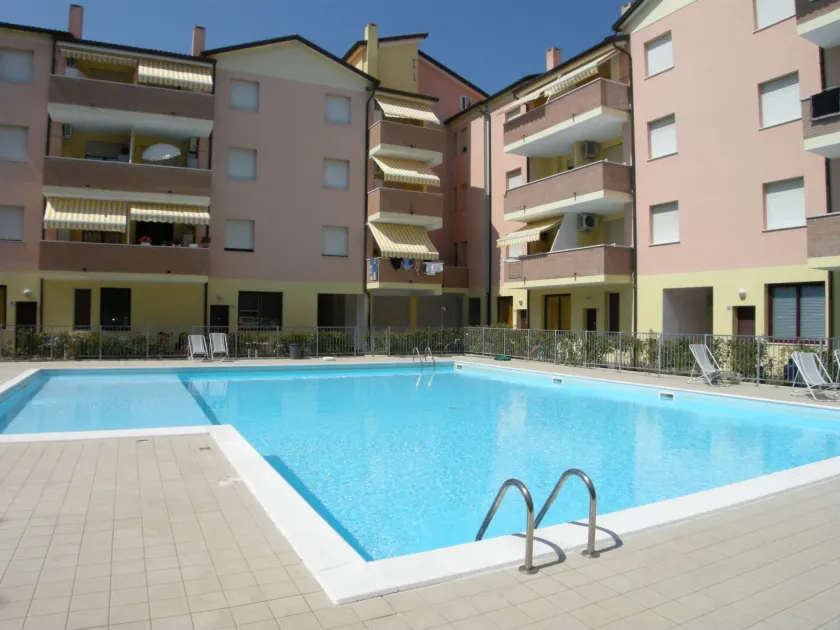 Apartment with pool near the beach - Image 1