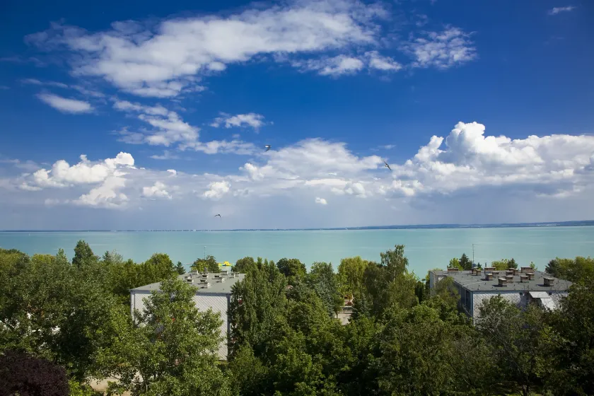 Hotel Holiday Csopak - Image 1