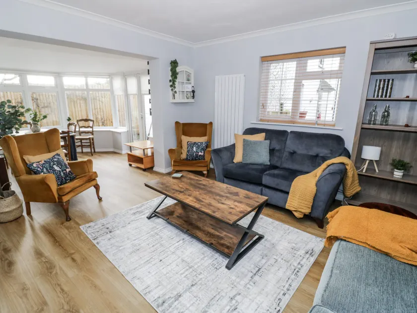 3 Leycester Court - Image 1