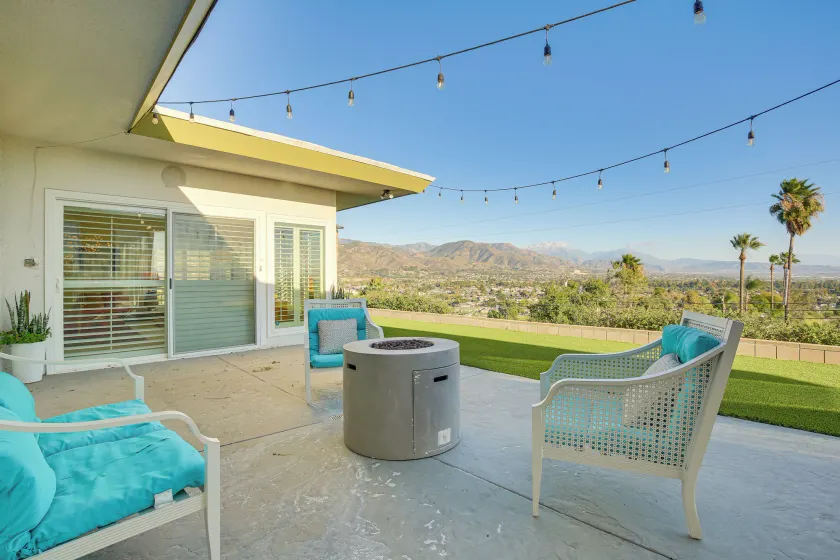 Stunning MCM Escape w/ Mtn Views in San Bernardino - Image 1