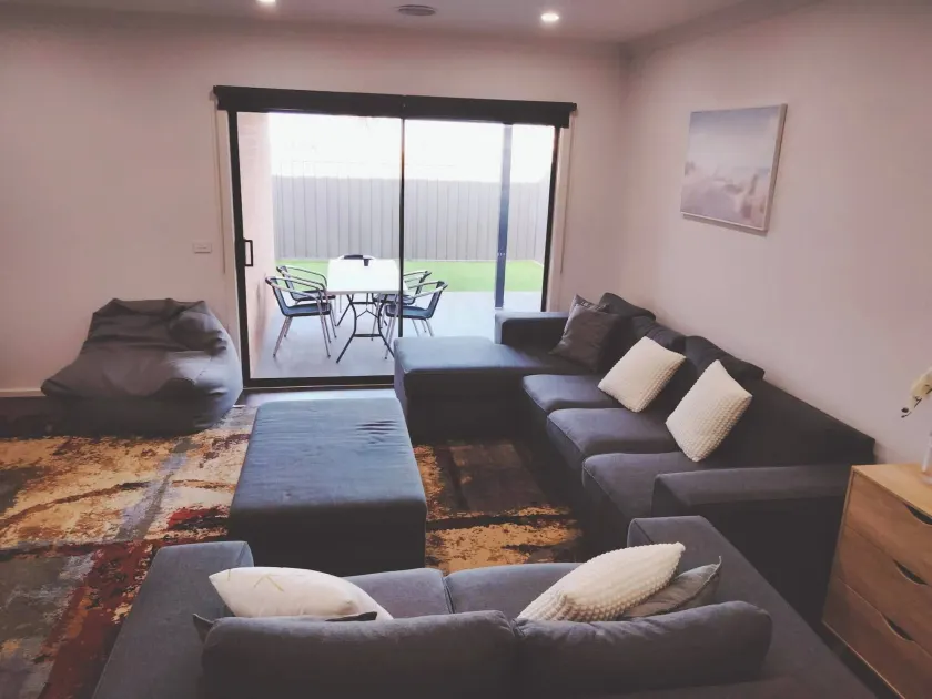 Modern and cosey 4 bedroom house walk to beach - Image 1