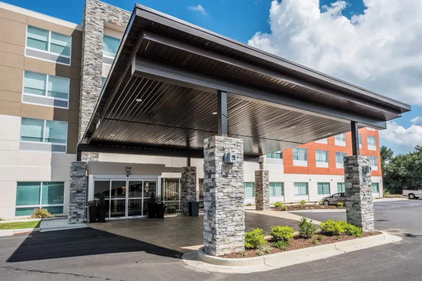 Holiday Inn Express & Suites - Commerce by IHG - Image 1