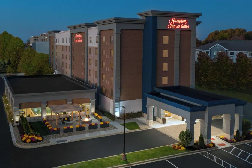 Hampton Inn & Suites Cleveland-Beachwood - Image 1