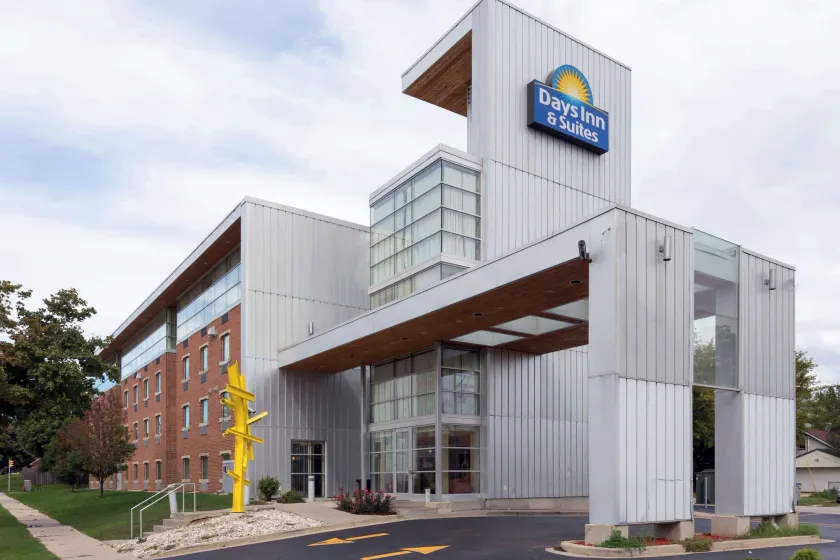Days Inn & Suites by Wyndham Milwaukee - Image 1