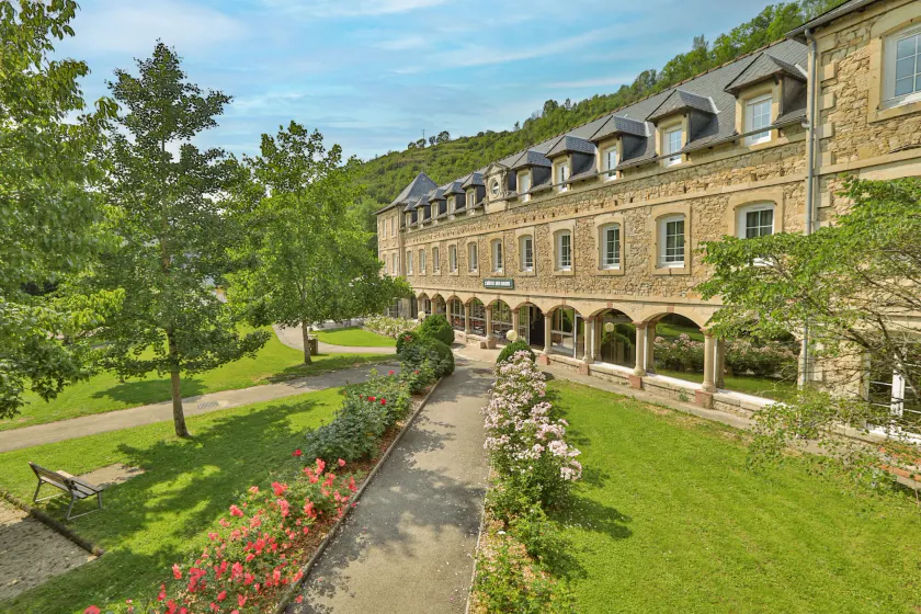 LOGIS HOTEL L'HÔTEL DES BAINS - Salles-la-Source - Image 1