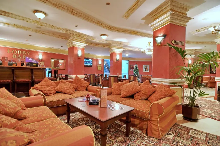 Grand Monastery Private Apartments - Sitzecke in der Lobby