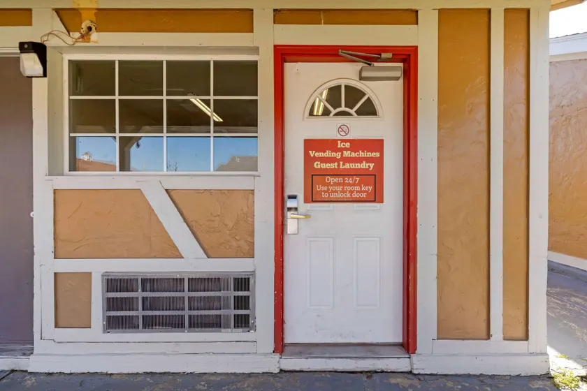 Econo Lodge Pryor - Image 1