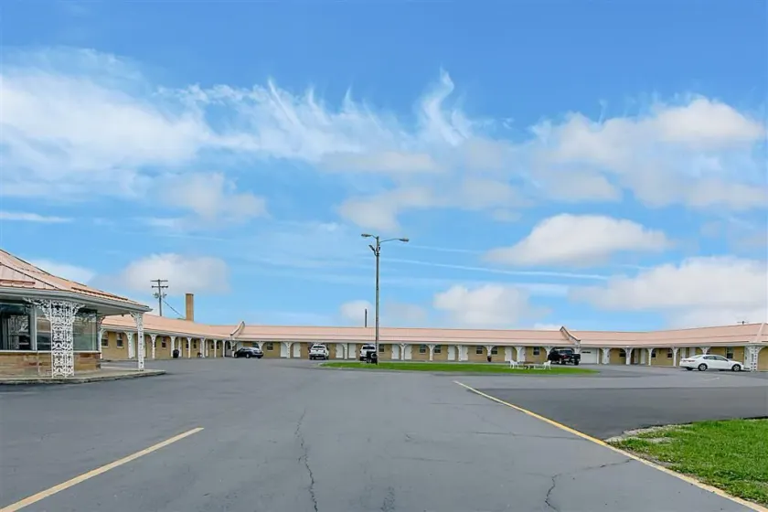 Highway Inn - Image 1