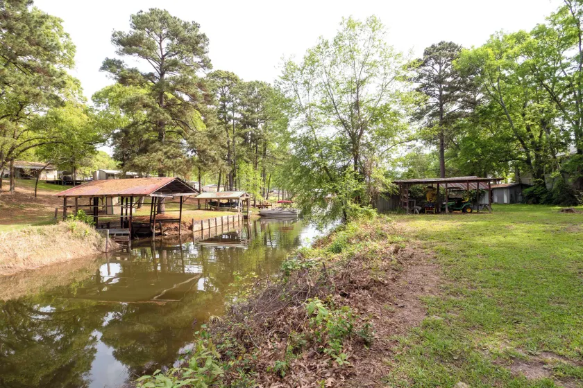 Lakefront Many Vacation Home w/ Deck & Views - Interni