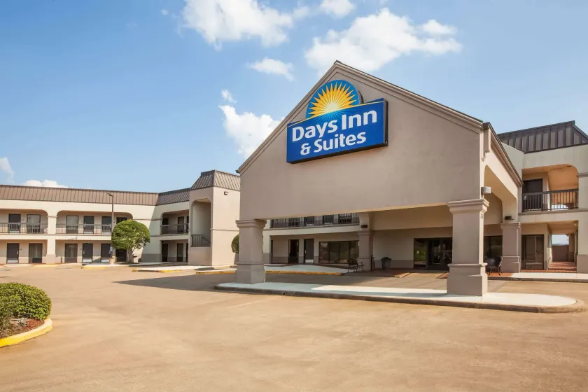 Days Inn & Suites by Wyndham Tyler - Image 1