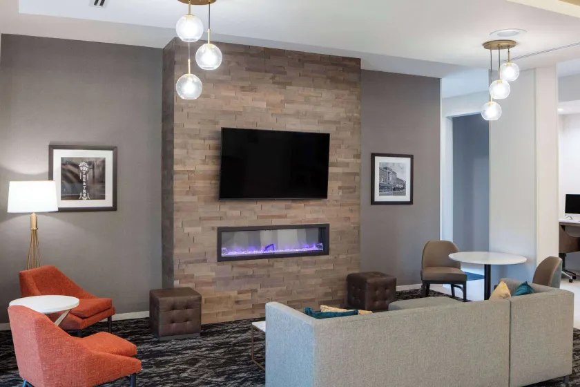 La Quinta Inn & Suites by Wyndham Centralia - Image 1