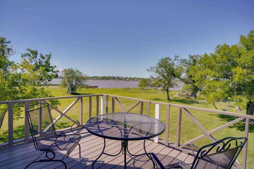 Exquisite Lake Charles Gem - Waterfront Views - Image 1