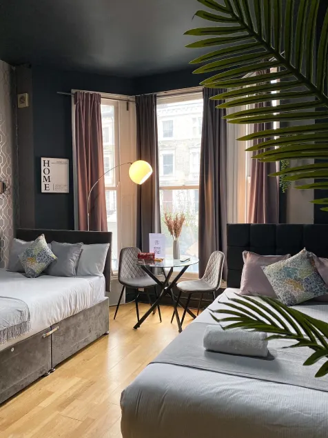 Holland Road Stays - Image 1