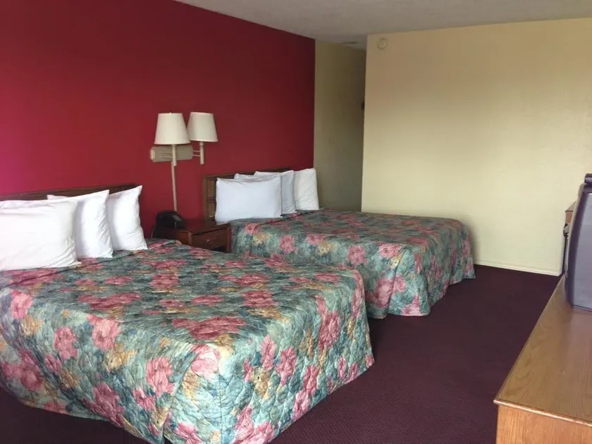 Super 7 Inn-Siloam Springs - Image 1