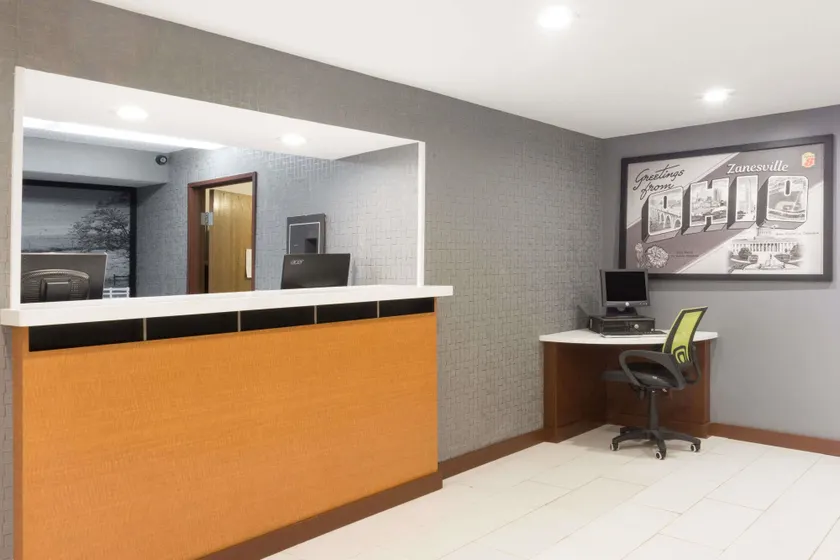 Super 8 by Wyndham Zanesville - Hall