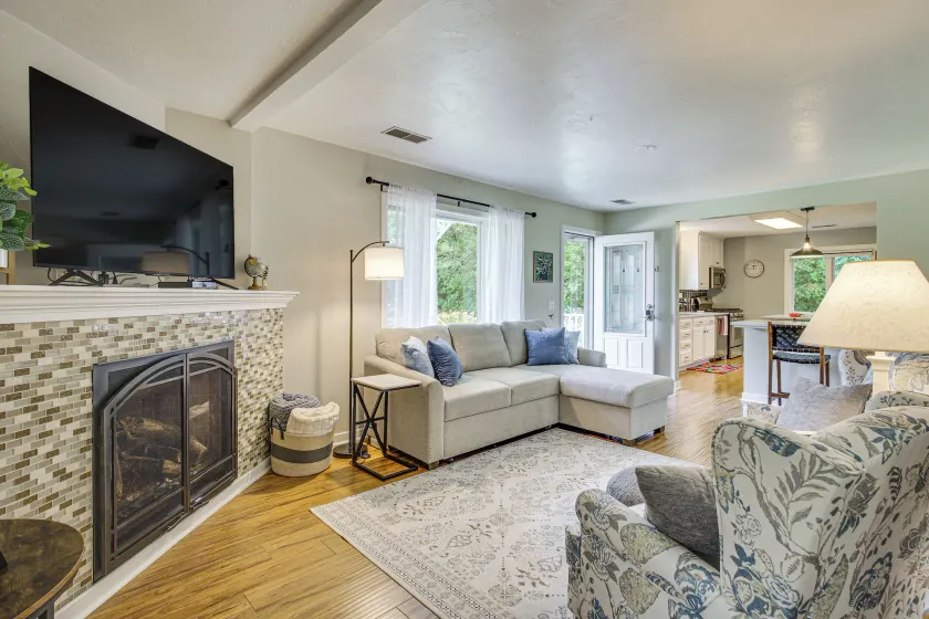 Updated Home Minutes to Downtown and Beach! - Image 1
