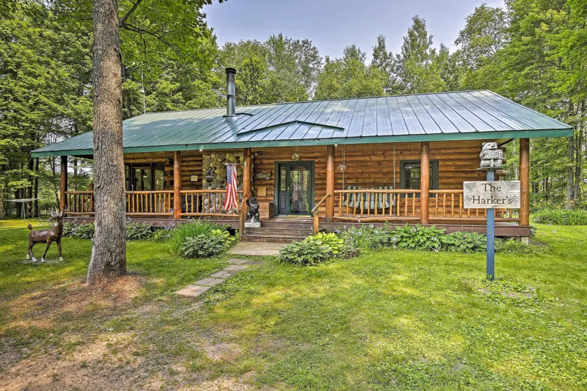 Scenic Cabin on 2 Acres Near Lake Holcombe Marina! - Interiør
