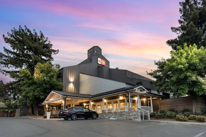 Best Western Plus Inn at the Vines - Image 1
