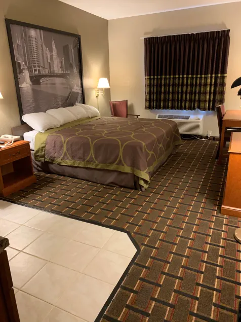 Super 8 by Wyndham Valparaiso - Image 1
