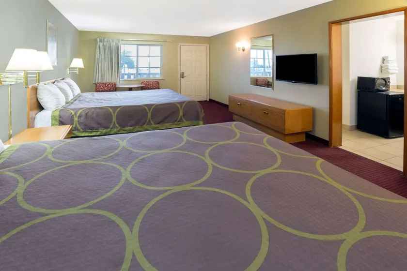 Super 8 by Wyndham Crescent City - Image 1