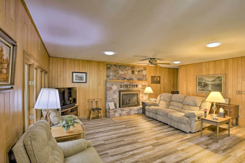 Lakefront New Auburn Apt w/ Sauna & Sun Porch - Interiør