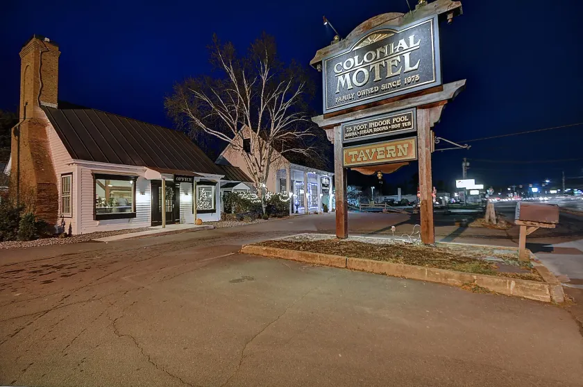 Colonial Motel And Spa - Image 1