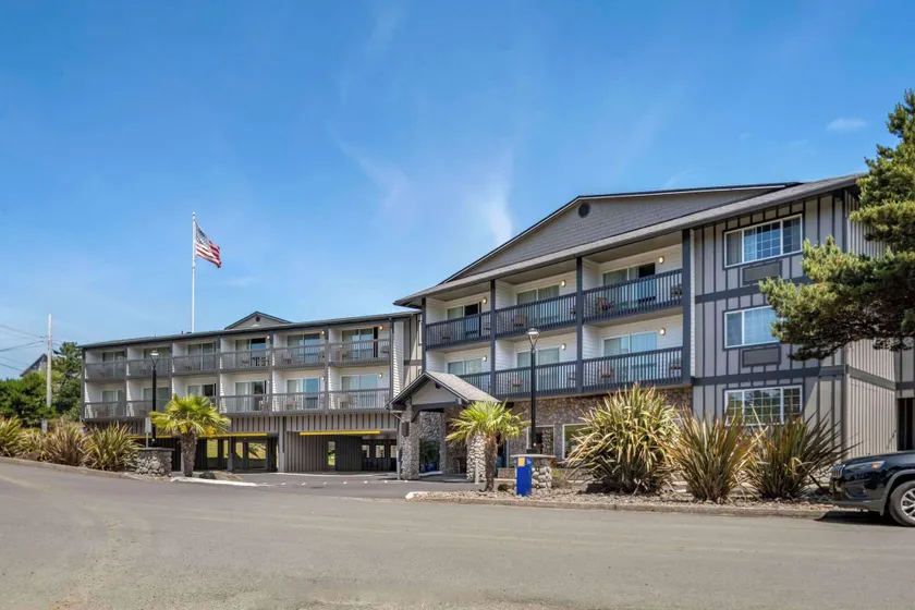 Comfort Inn & Suites Lincoln City - Image 1