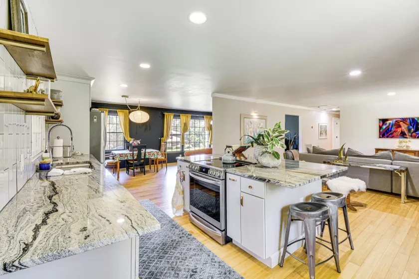 5 Mi to Lake Keowee: Stylish Salem Home w/ Yard! - Image 1