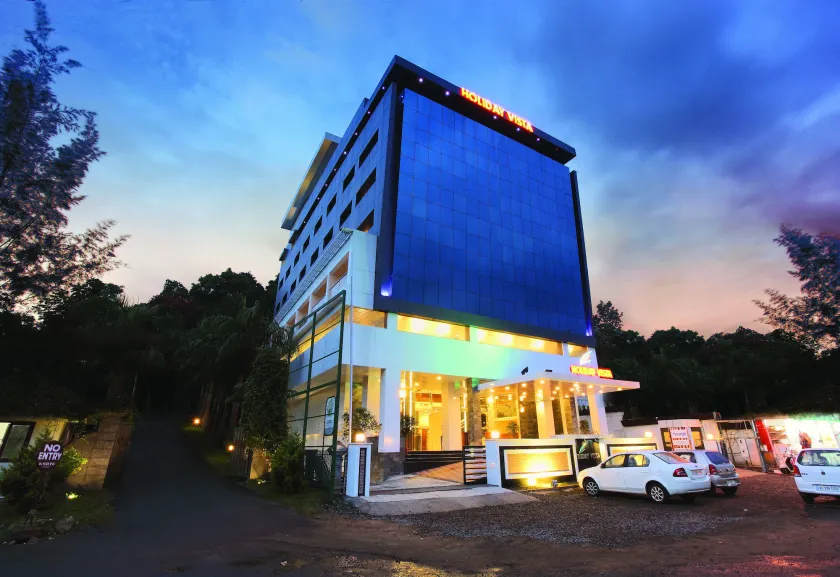 Holiday Vista Thekkady a premium hotel near periyar wild life sanctuary with sky view pool - Image 1