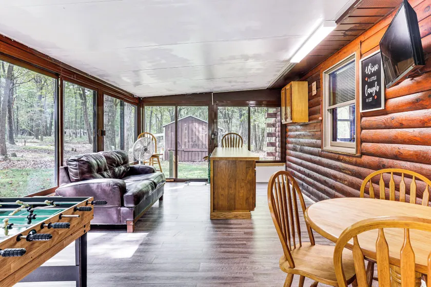 Hot Tub & Covered Deck! Long Pond Log Cabin - Interiør