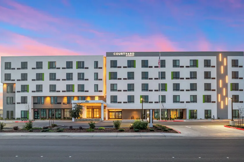 Courtyard by Marriott Woodland - Image 1