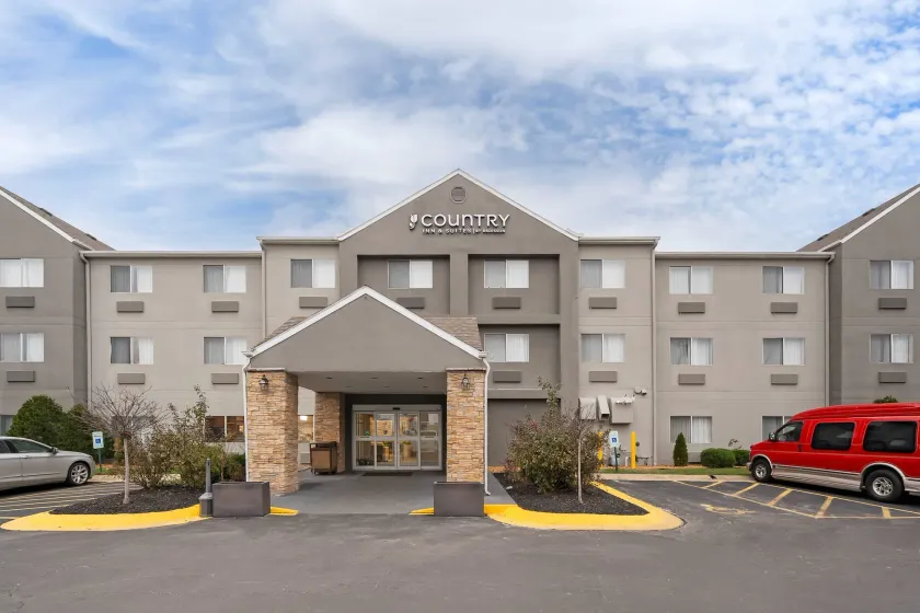 Country Inn & Suites by Radisson, Fairview Heights, IL - Image 1