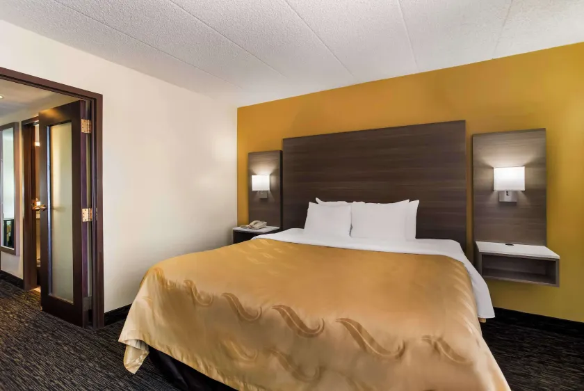 Quality Suites Milwaukee Airport - Image 1