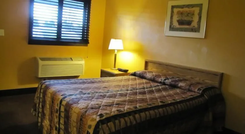 Colonial Inn Mercer-Grove City - Image 1