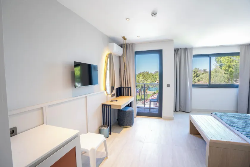 Mira Meridia Beach Hotel - Image 1
