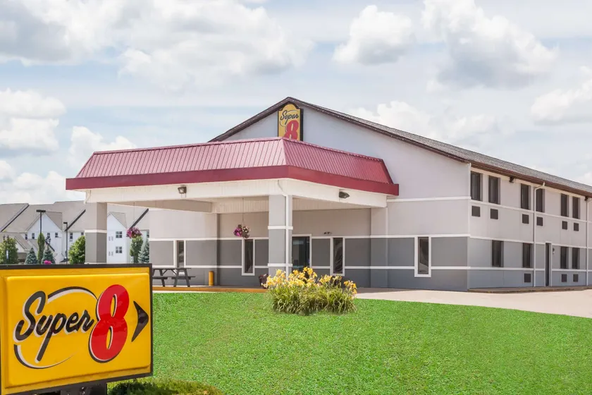 Super 8 by Wyndham Shipshewana - Image 1