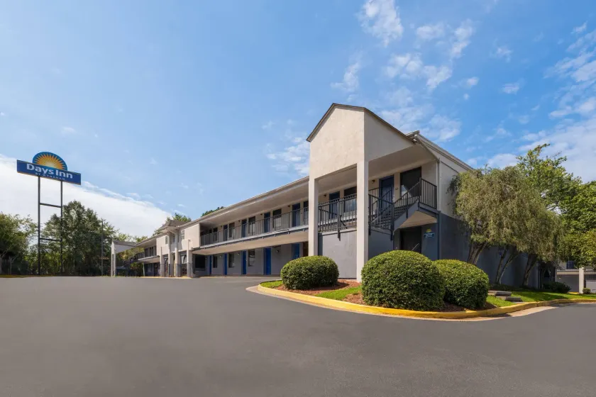 Days Inn by Wyndham College Park Airport Best Road - Image 1