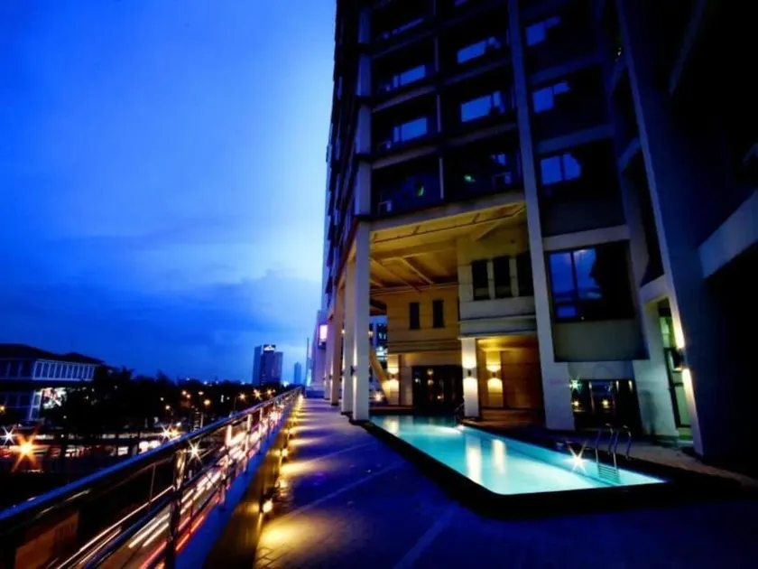 Mandarin Plaza Hotel - Image 1