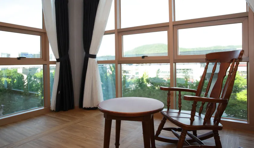 Ariana Hotel - Image 1