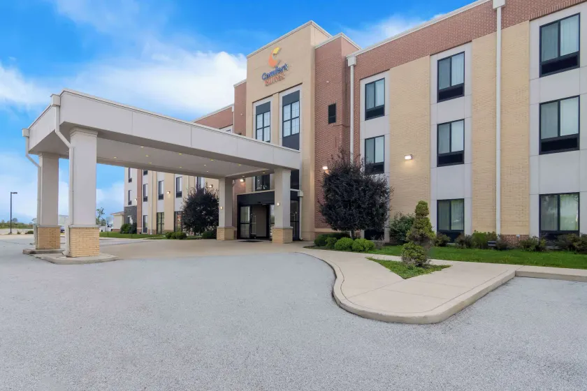 Comfort Suites Rensselaer near Fair Oaks - Image 1