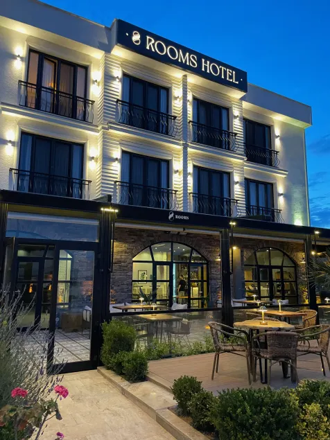 8 Rooms Hotel - Image 1