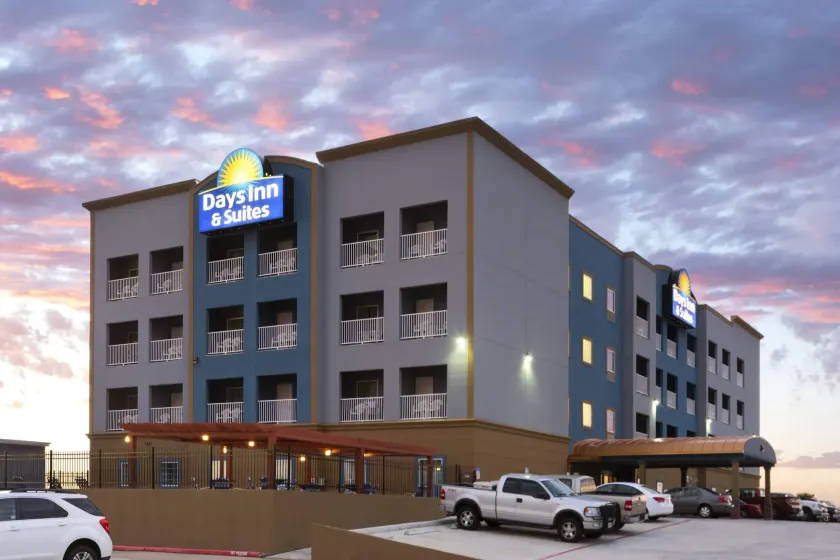 Days Inn & Suites by Wyndham Galveston West/Seawall - Image 1