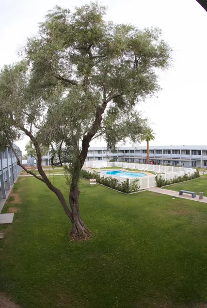 EZ 8 Motel Airporter - Image 1