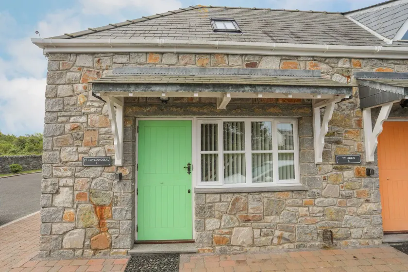 Tyn Towyn - Ty Gwyrdd Golau - Image 1