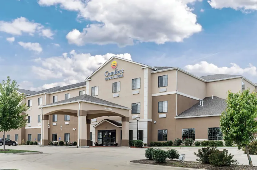 Comfort Inn & Suites Lawrence - University Area - Image 1