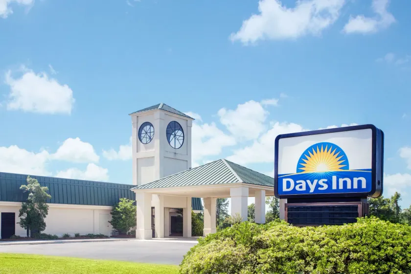 Days Inn by Wyndham Metter - Image 1