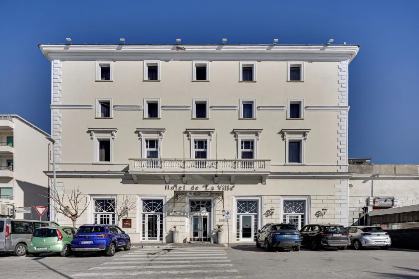 Hotel De La Ville - Image 1